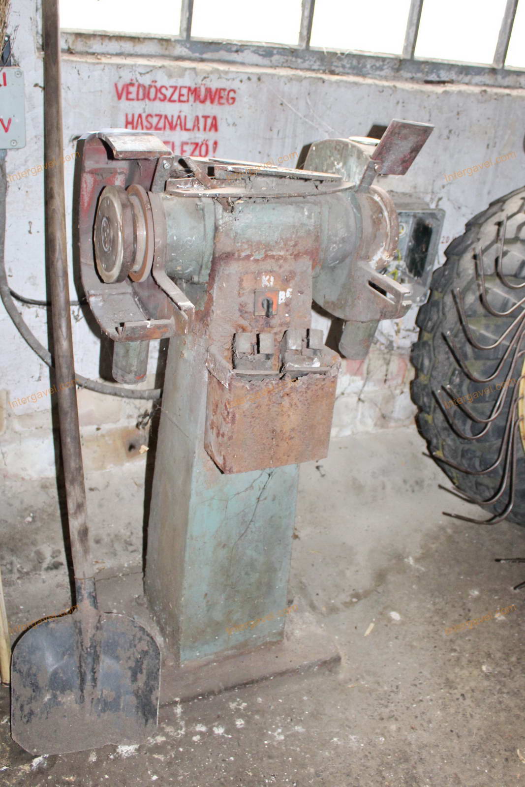 Állványos köszörű