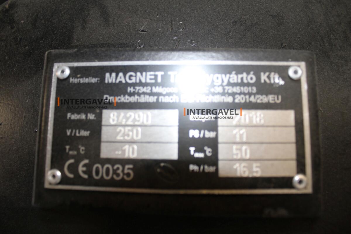Csavarkompresszor levegő tartállyal légszárítóval 11