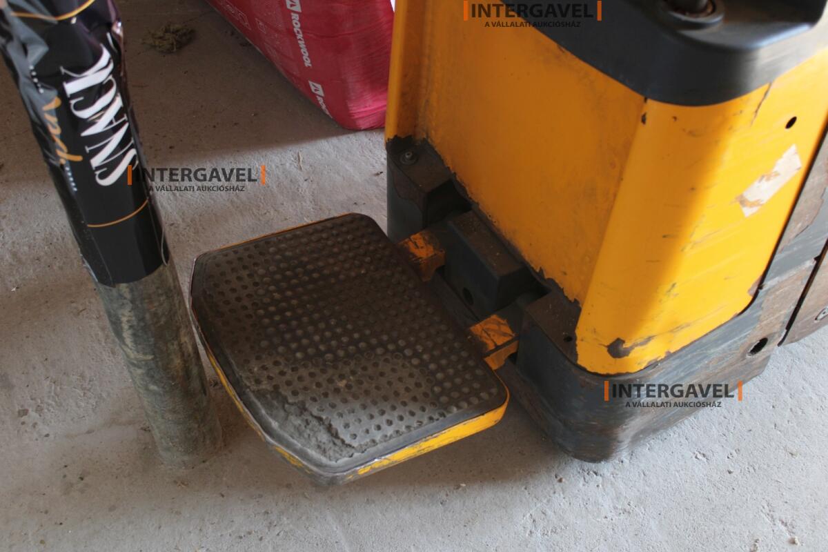 Gyalog kíséretű raklapemelő - Jungheinrich 8