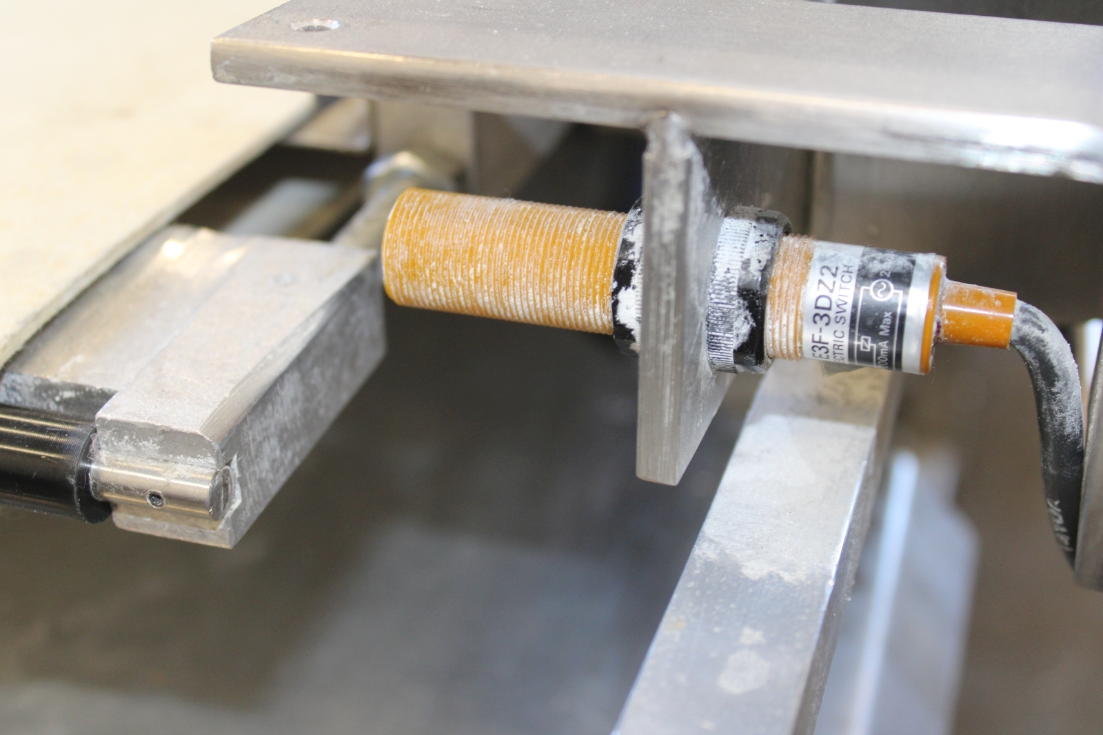 Fánk tálcázógép 14