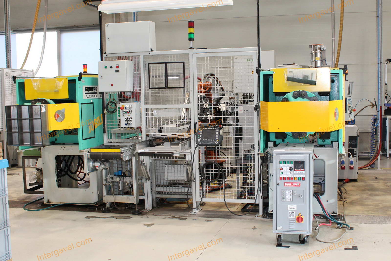 Fröccsöntő gépek kiszolgáló robottal 2