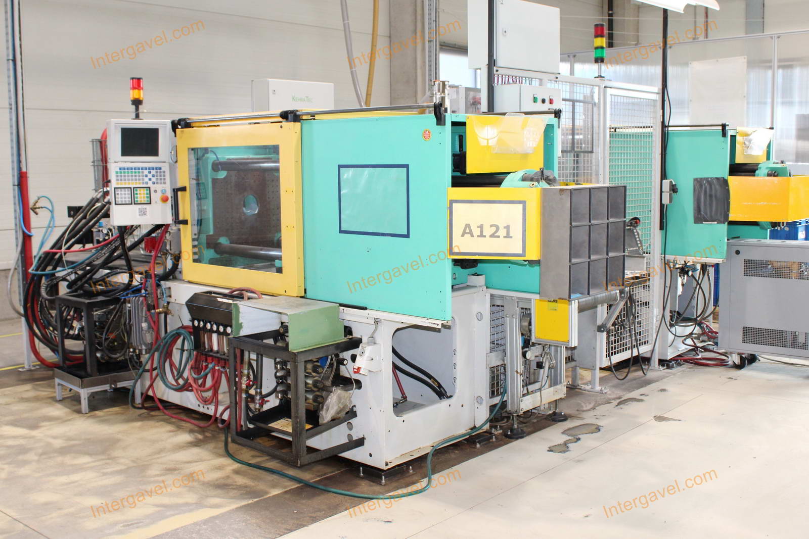 Fröccsöntő gépek kiszolgáló robottal 3