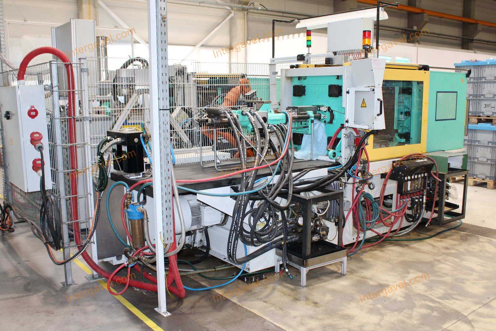 Fröccsöntő gépek kiszolgáló robottal 4