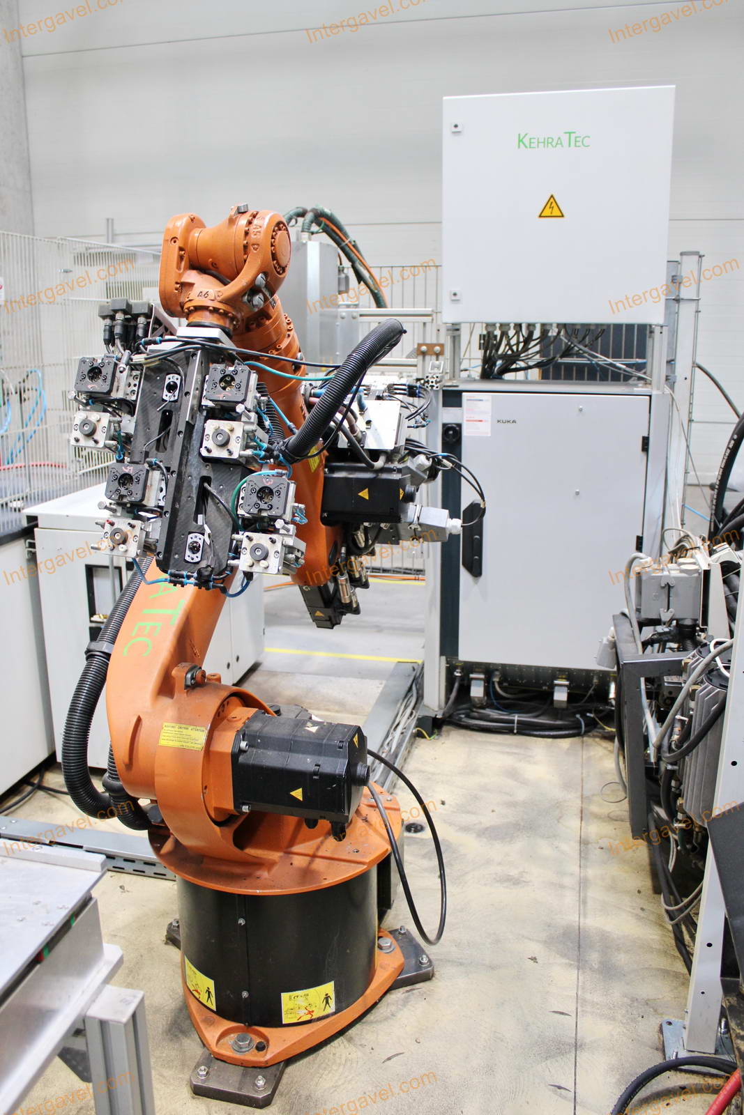 Fröccsöntő gépek kiszolgáló robottal 5