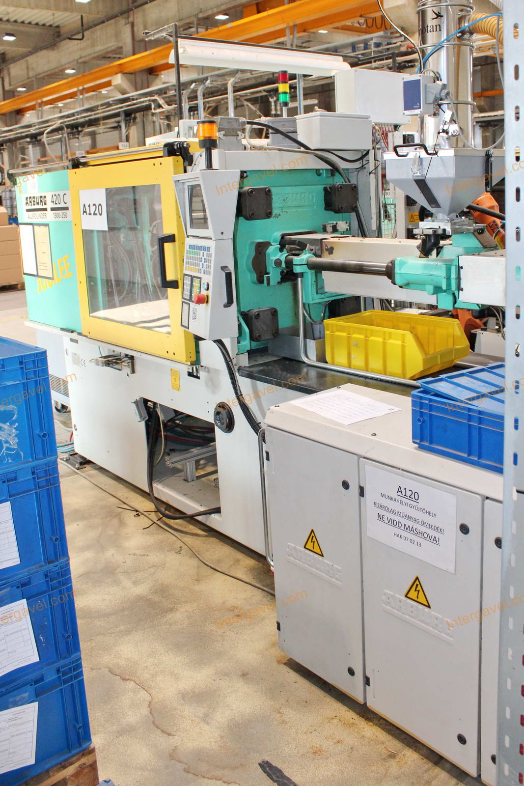 Fröccsöntő gépek kiszolgáló robottal 8