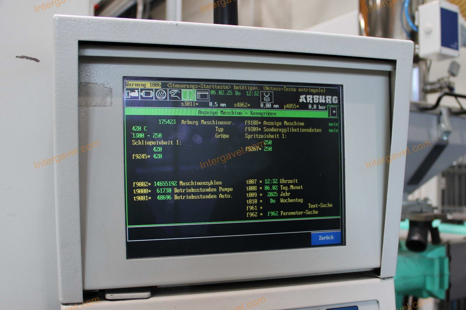 Fröccsöntő gépek kiszolgáló robottal 10