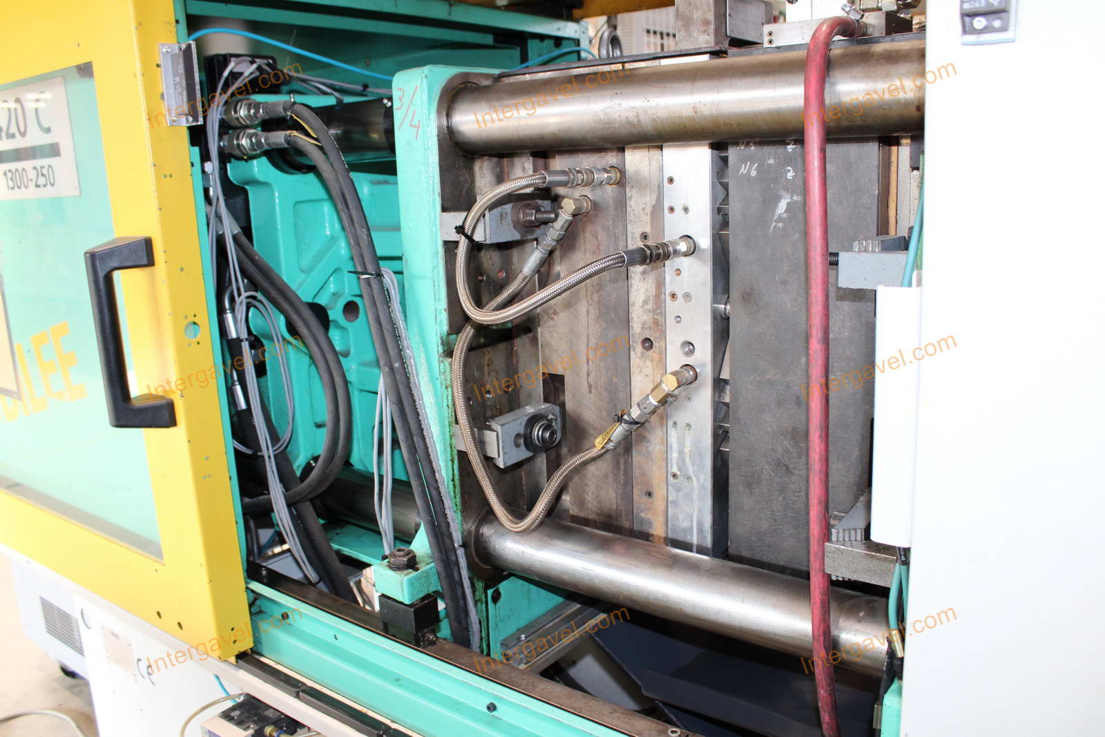 Fröccsöntő gépek kiszolgáló robottal 12