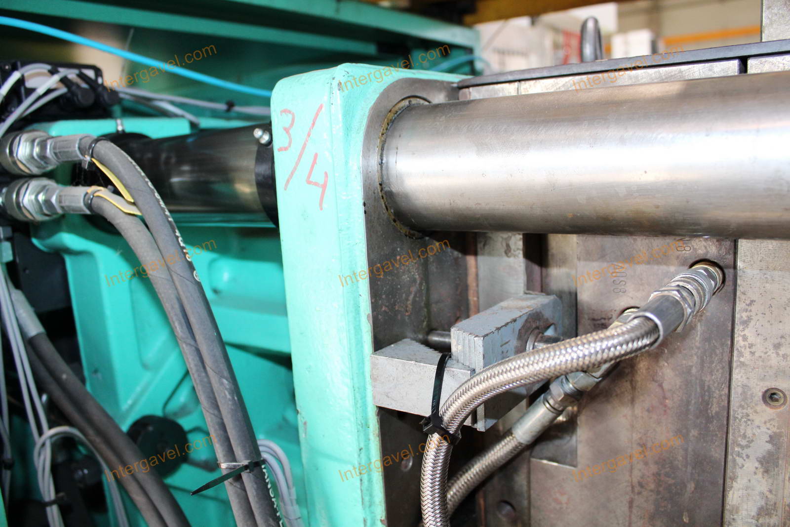 Fröccsöntő gépek kiszolgáló robottal 13