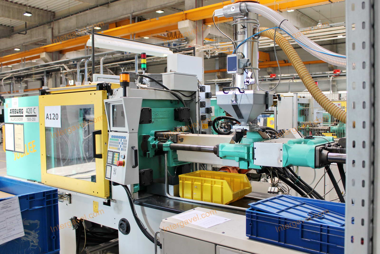 Fröccsöntő gépek kiszolgáló robottal 14