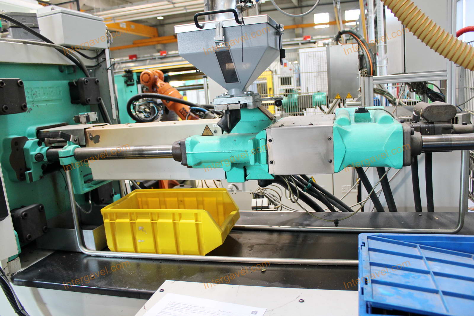 Fröccsöntő gépek kiszolgáló robottal 15