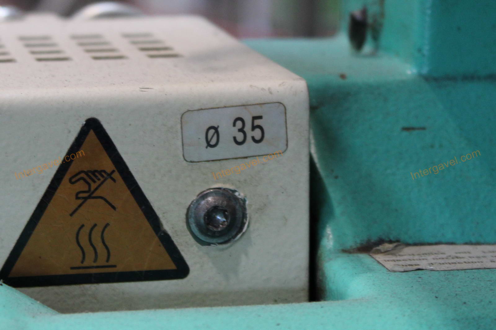 Fröccsöntő gépek kiszolgáló robottal 16