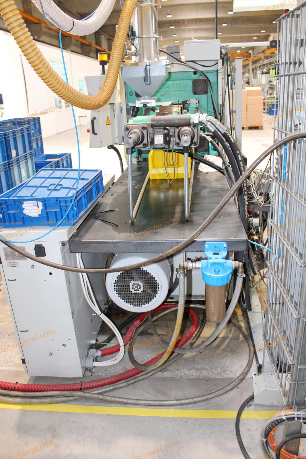 Fröccsöntő gépek kiszolgáló robottal 17