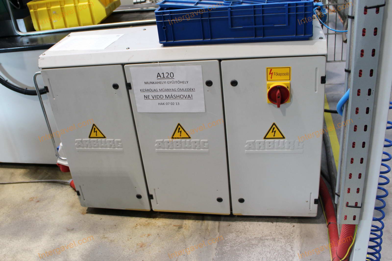 Fröccsöntő gépek kiszolgáló robottal 18