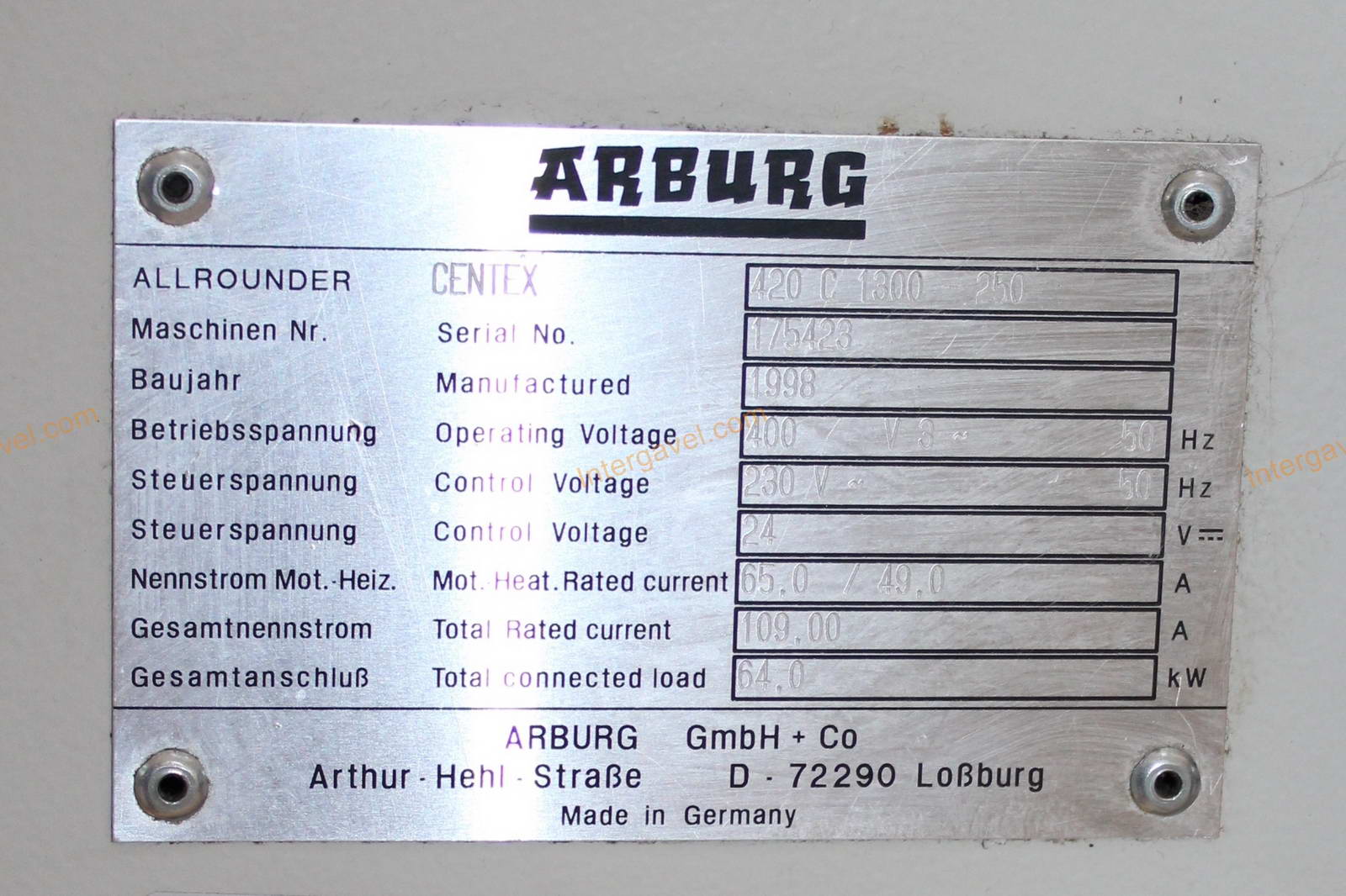 Fröccsöntő gépek kiszolgáló robottal 19