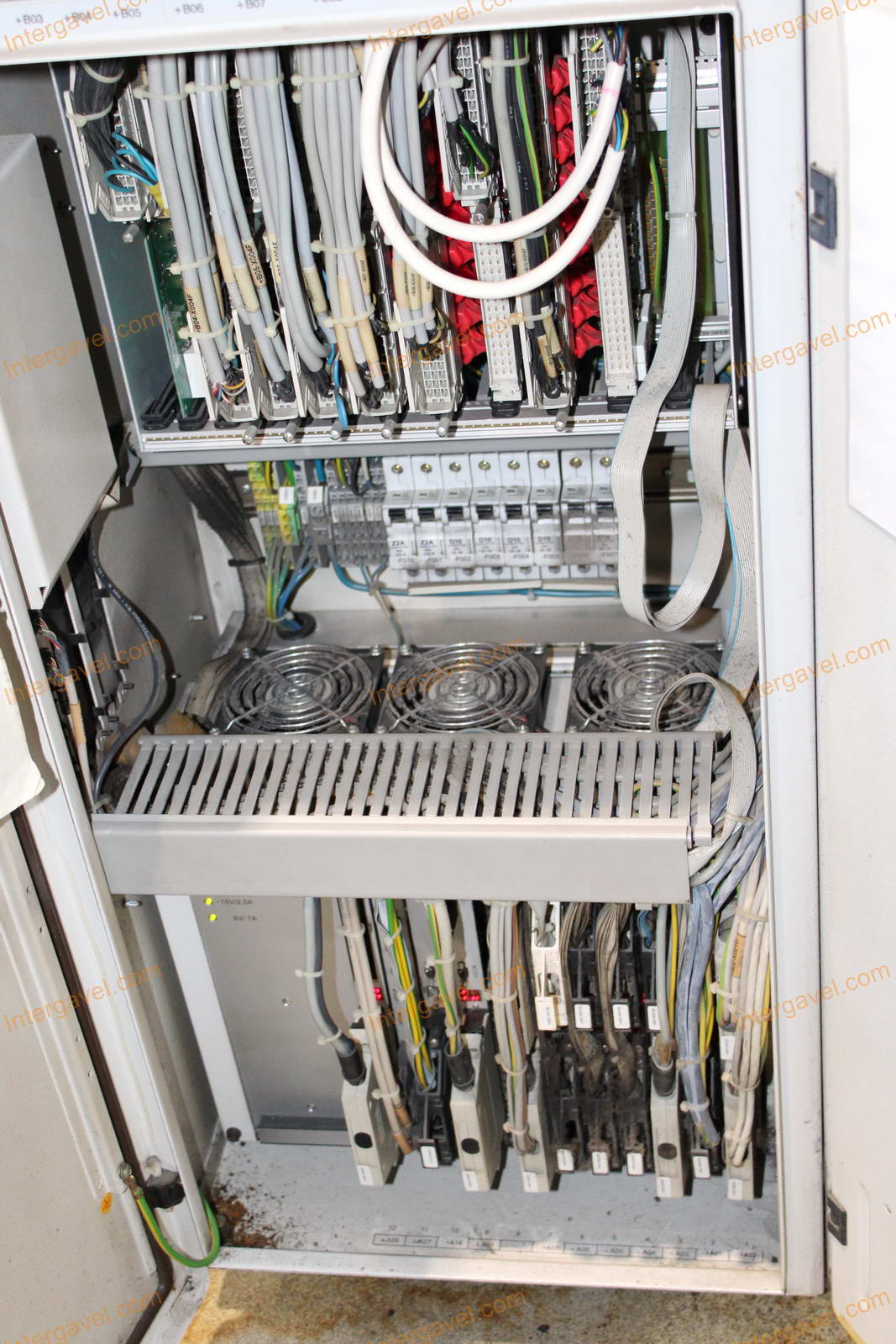 Fröccsöntő gépek kiszolgáló robottal 20