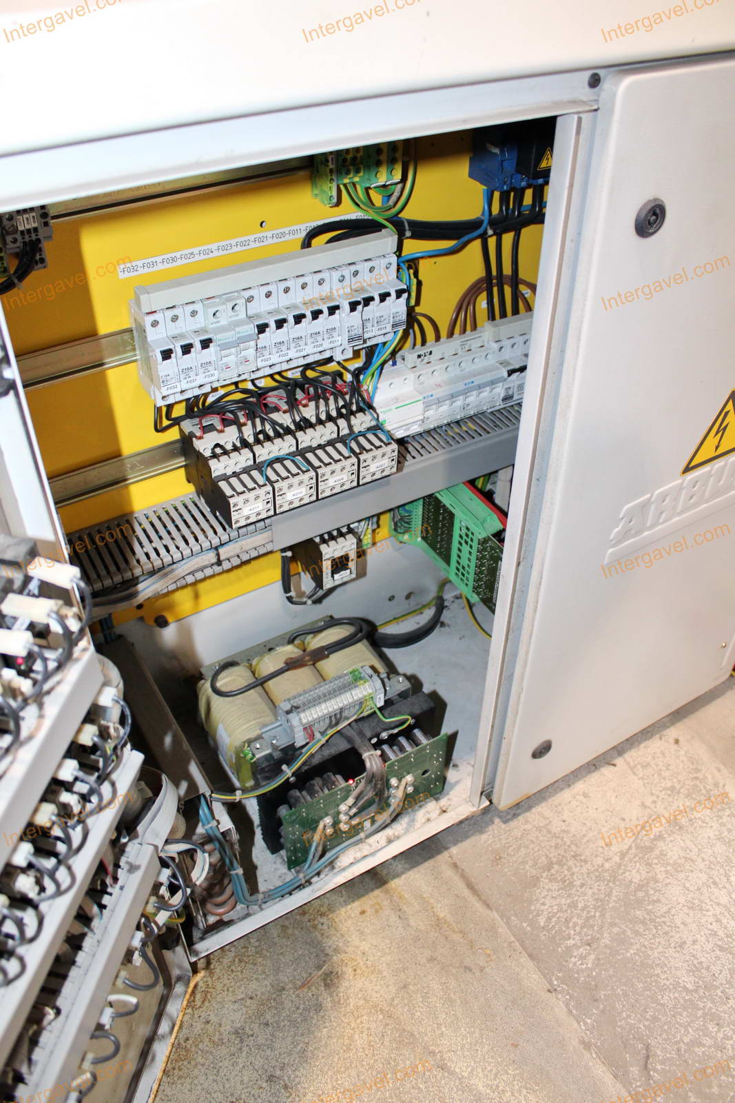 Fröccsöntő gépek kiszolgáló robottal 21