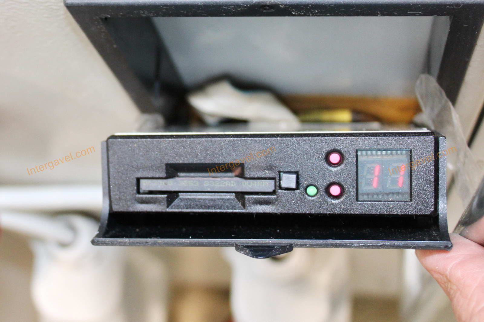 Fröccsöntő gépek kiszolgáló robottal 23