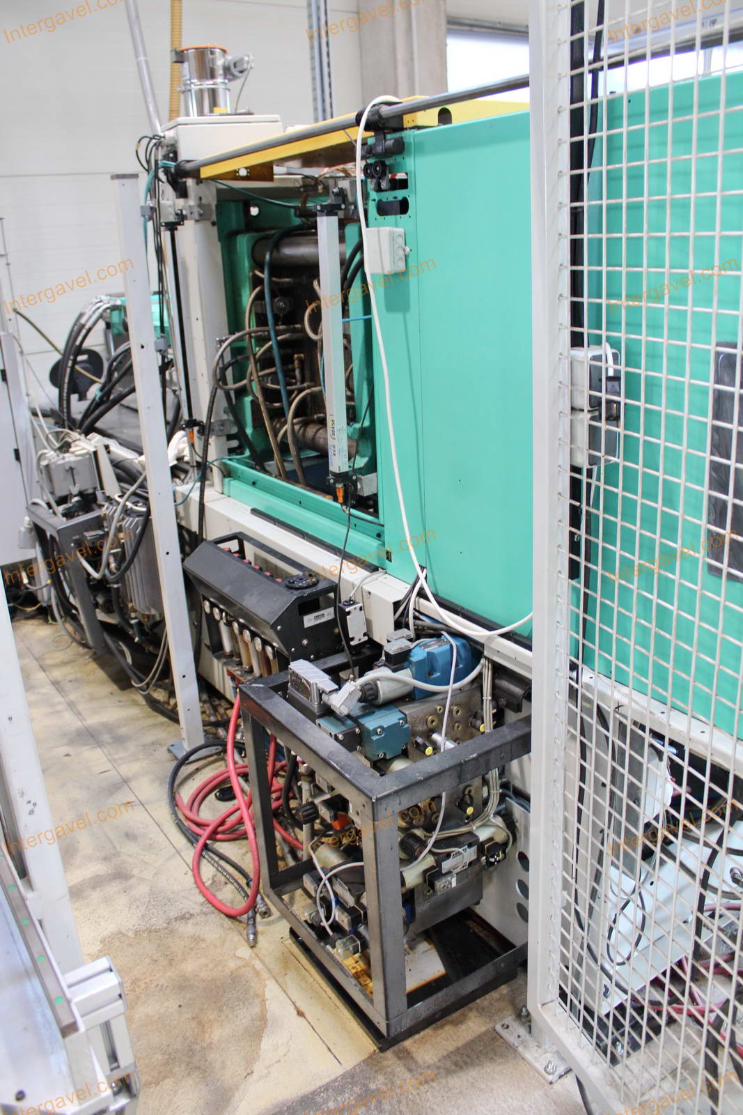 Fröccsöntő gépek kiszolgáló robottal 24