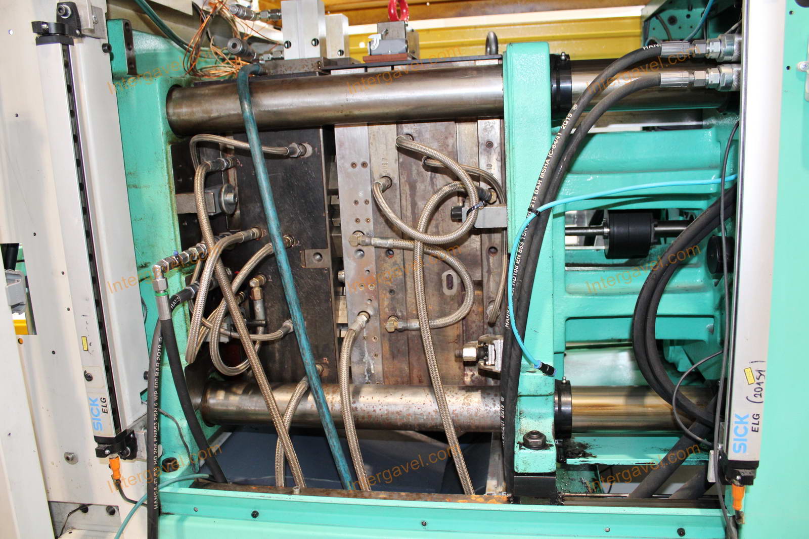 Fröccsöntő gépek kiszolgáló robottal 25