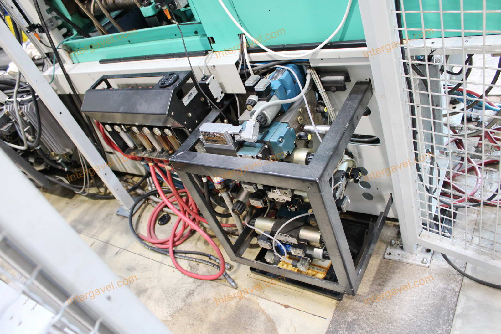 Fröccsöntő gépek kiszolgáló robottal 27