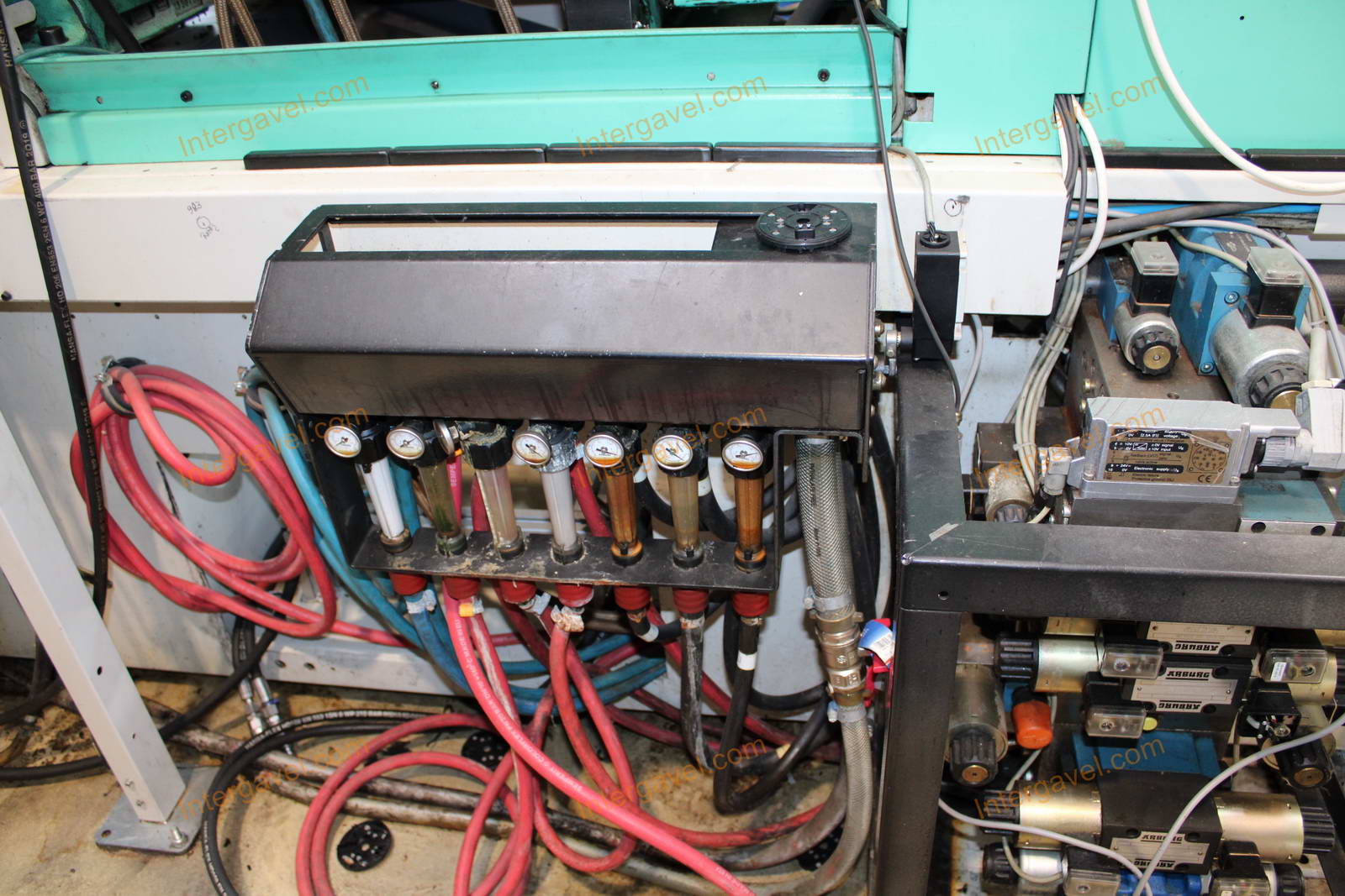 Fröccsöntő gépek kiszolgáló robottal 28