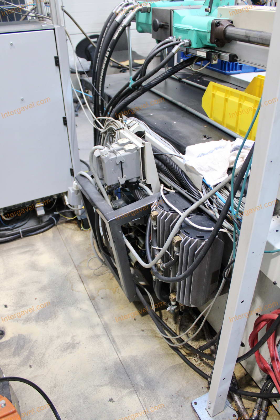 Fröccsöntő gépek kiszolgáló robottal 29