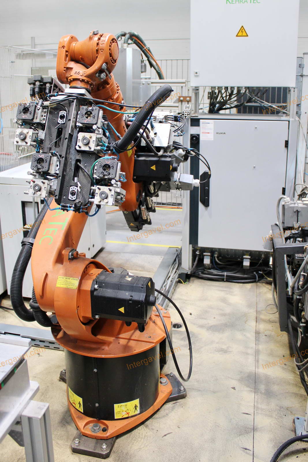 Fröccsöntő gépek kiszolgáló robottal 30