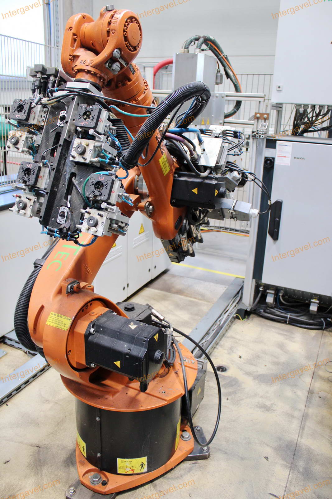 Fröccsöntő gépek kiszolgáló robottal 31