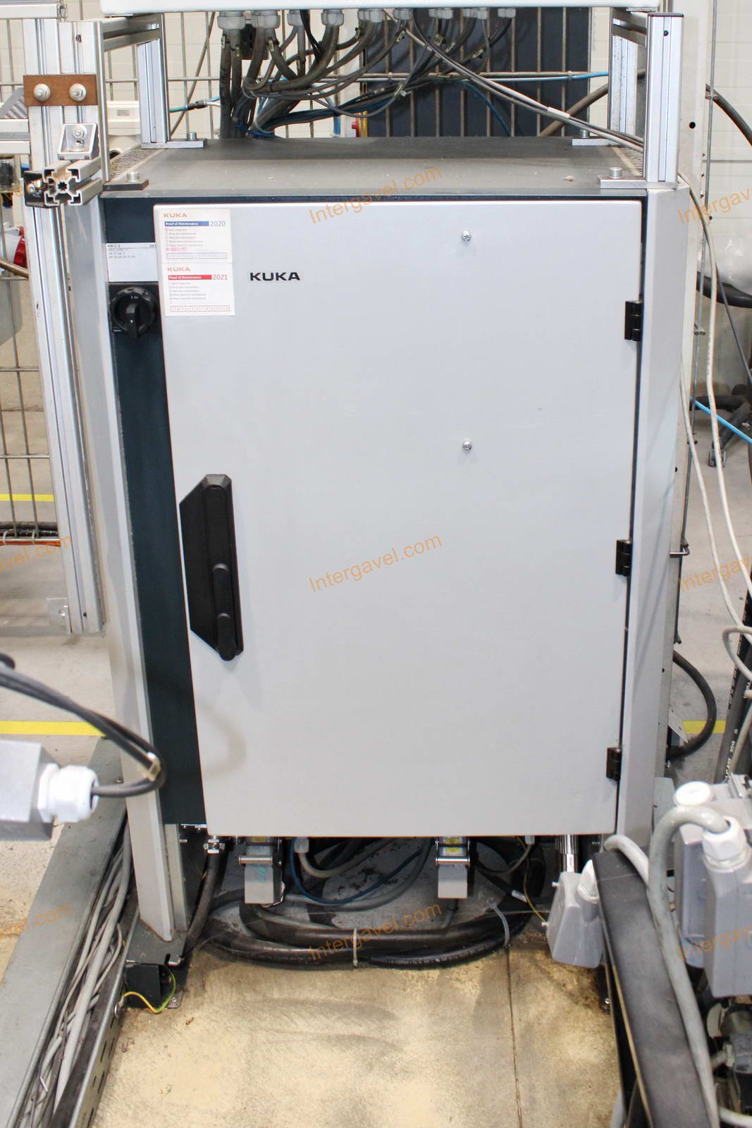 Fröccsöntő gépek kiszolgáló robottal 33