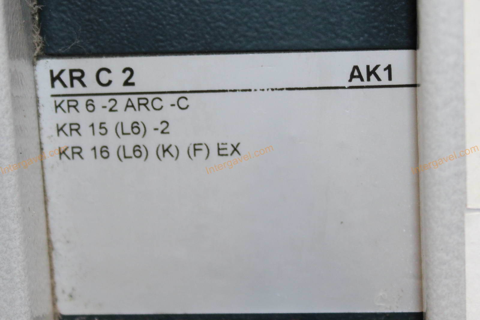 Fröccsöntő gépek kiszolgáló robottal 35