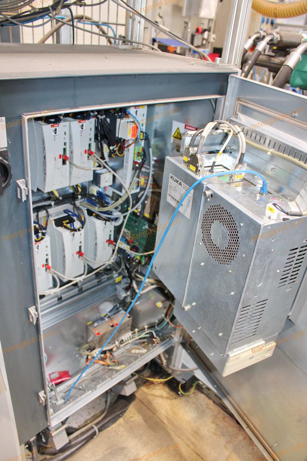 Fröccsöntő gépek kiszolgáló robottal 36