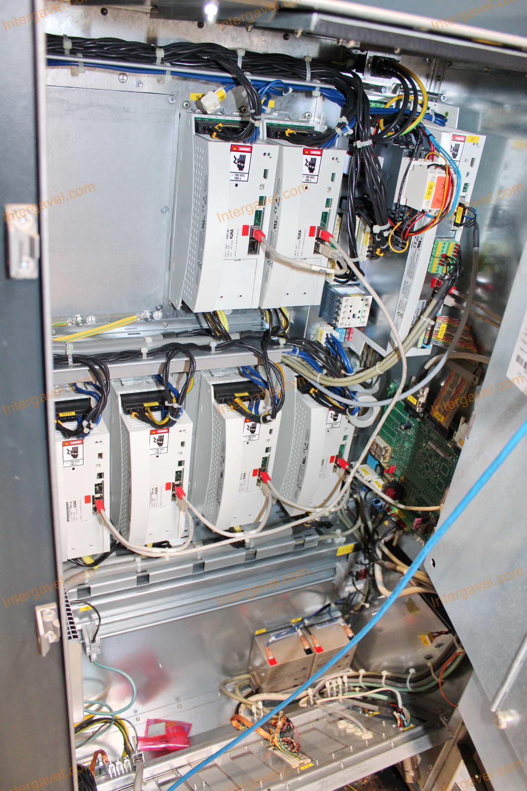 Fröccsöntő gépek kiszolgáló robottal 37