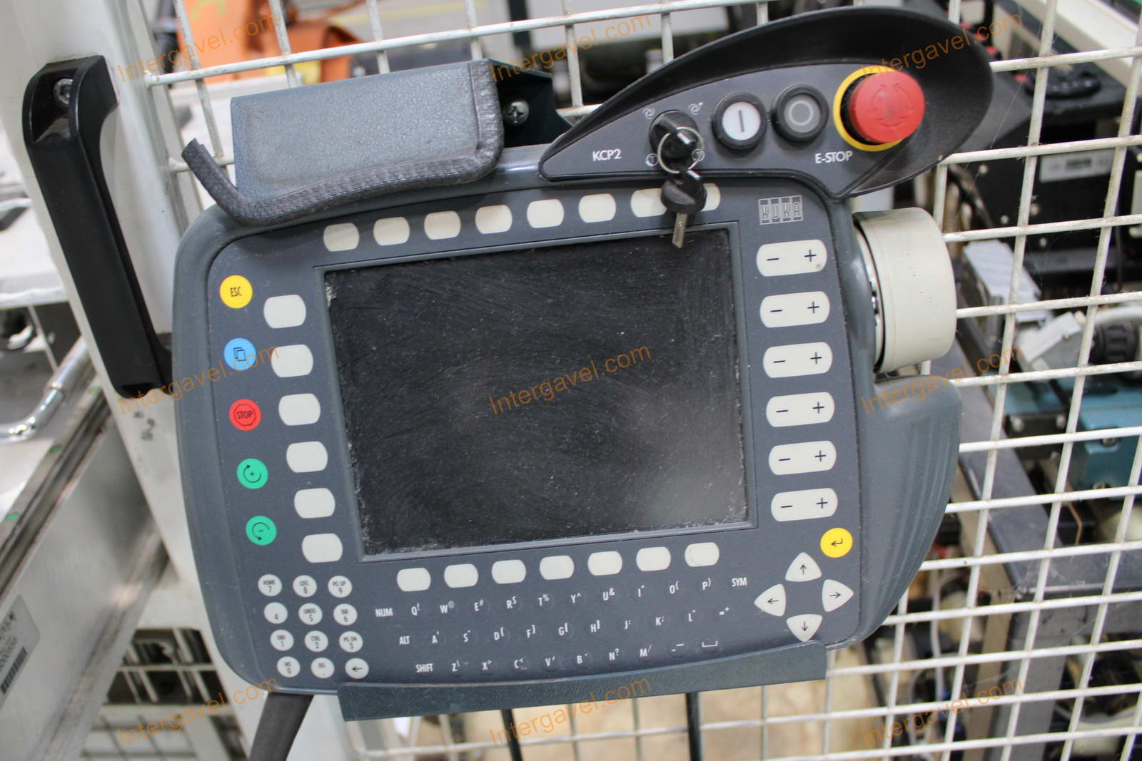 Fröccsöntő gépek kiszolgáló robottal 38