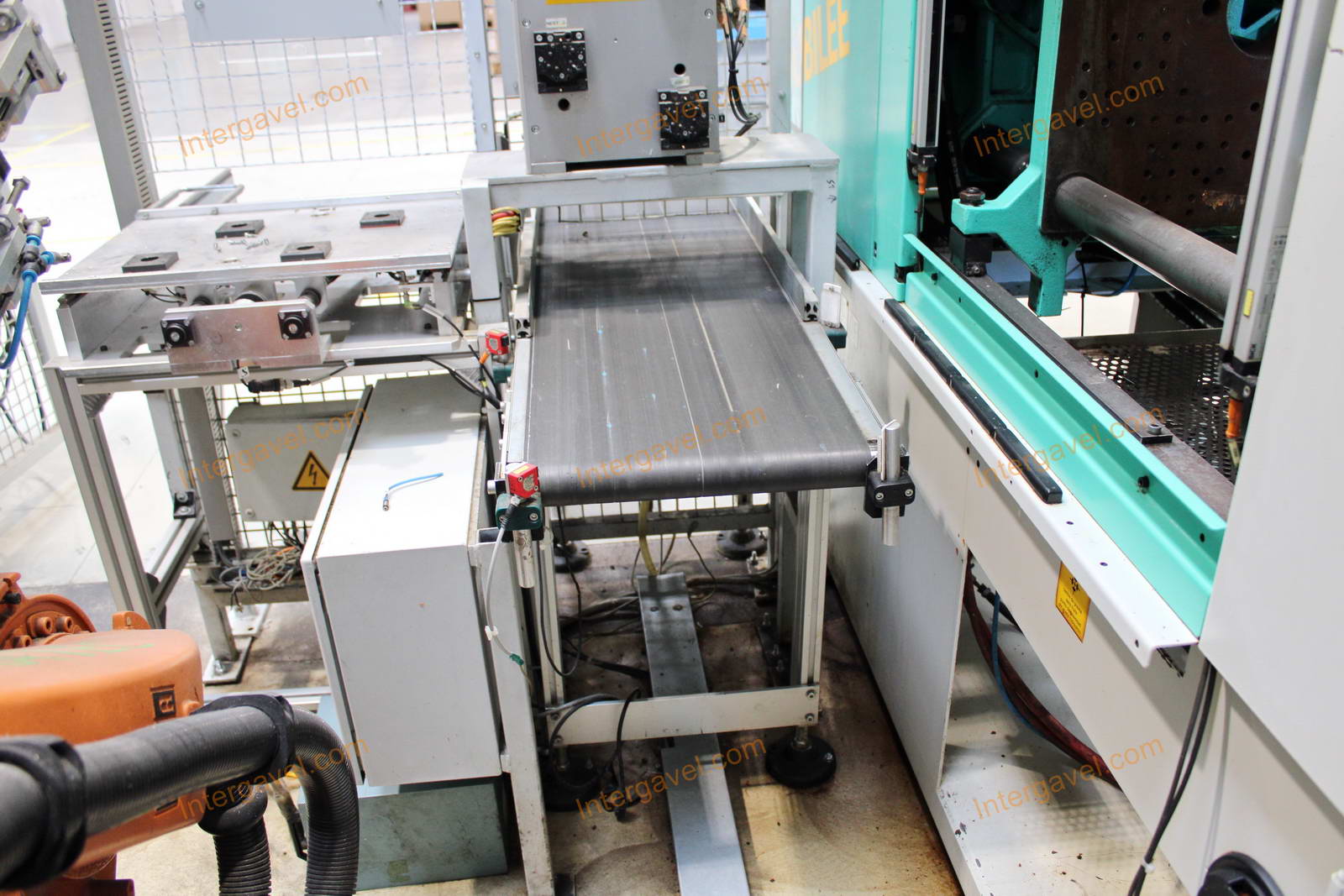 Fröccsöntő gépek kiszolgáló robottal 39