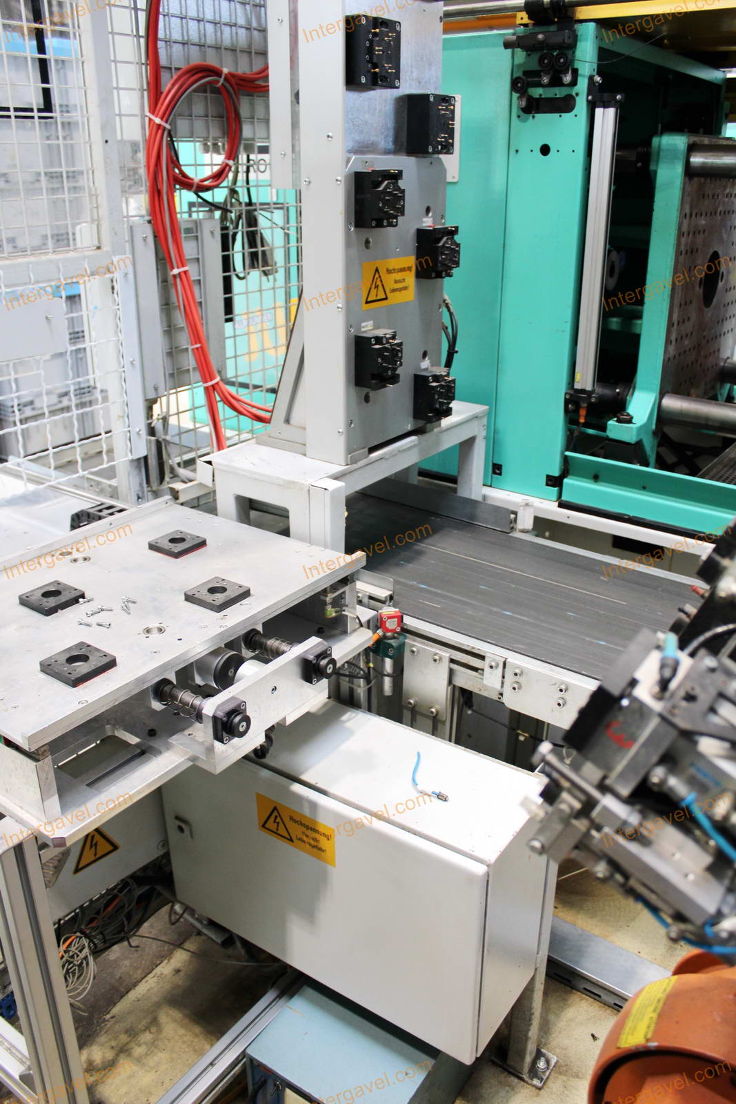 Fröccsöntő gépek kiszolgáló robottal 40