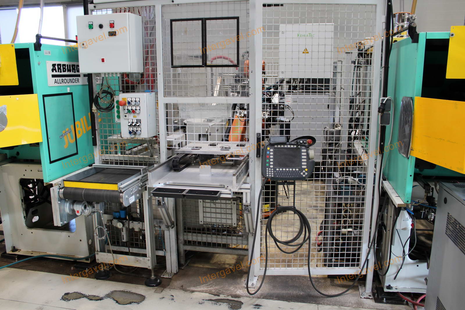 Fröccsöntő gépek kiszolgáló robottal 41