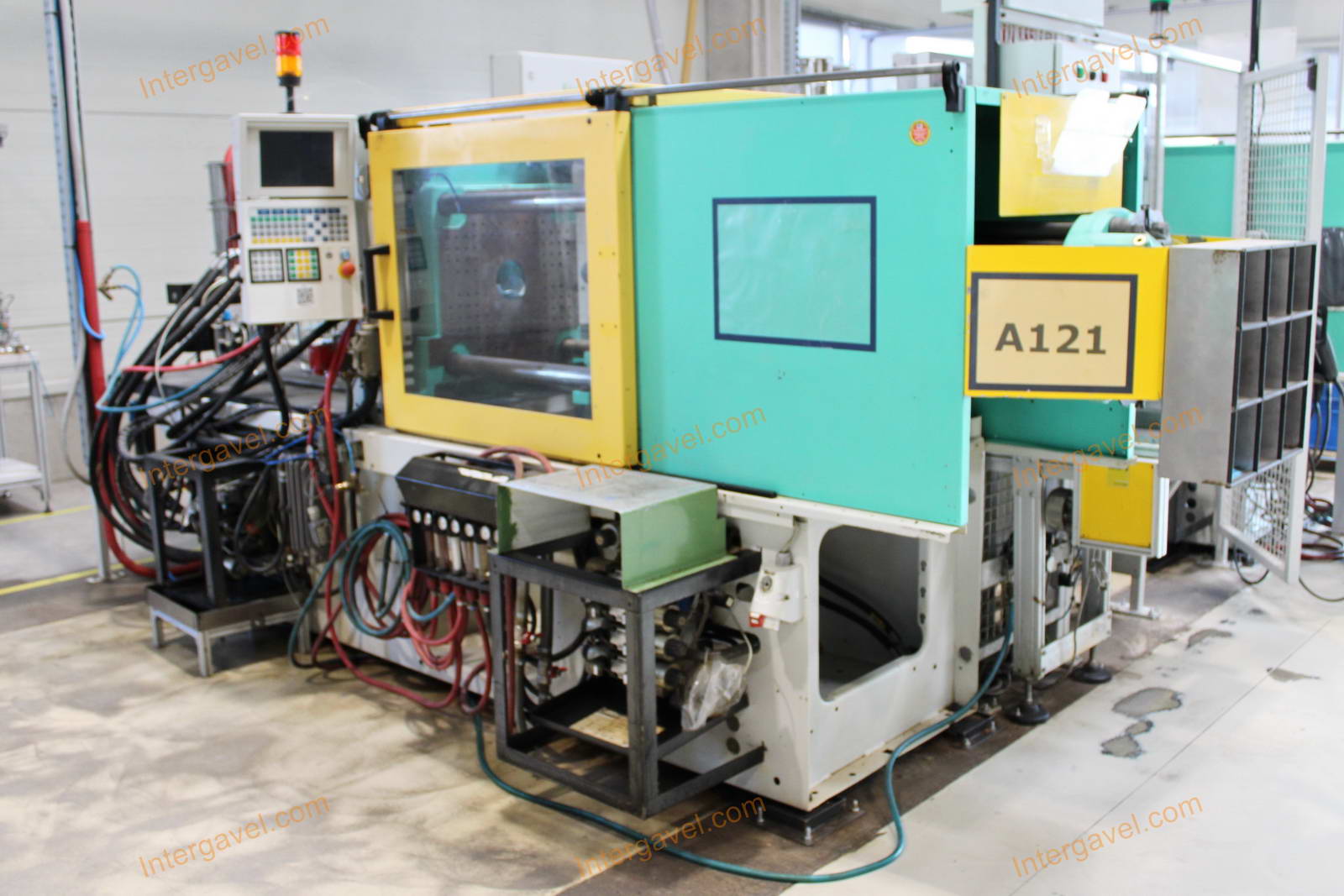 Fröccsöntő gépek kiszolgáló robottal 42