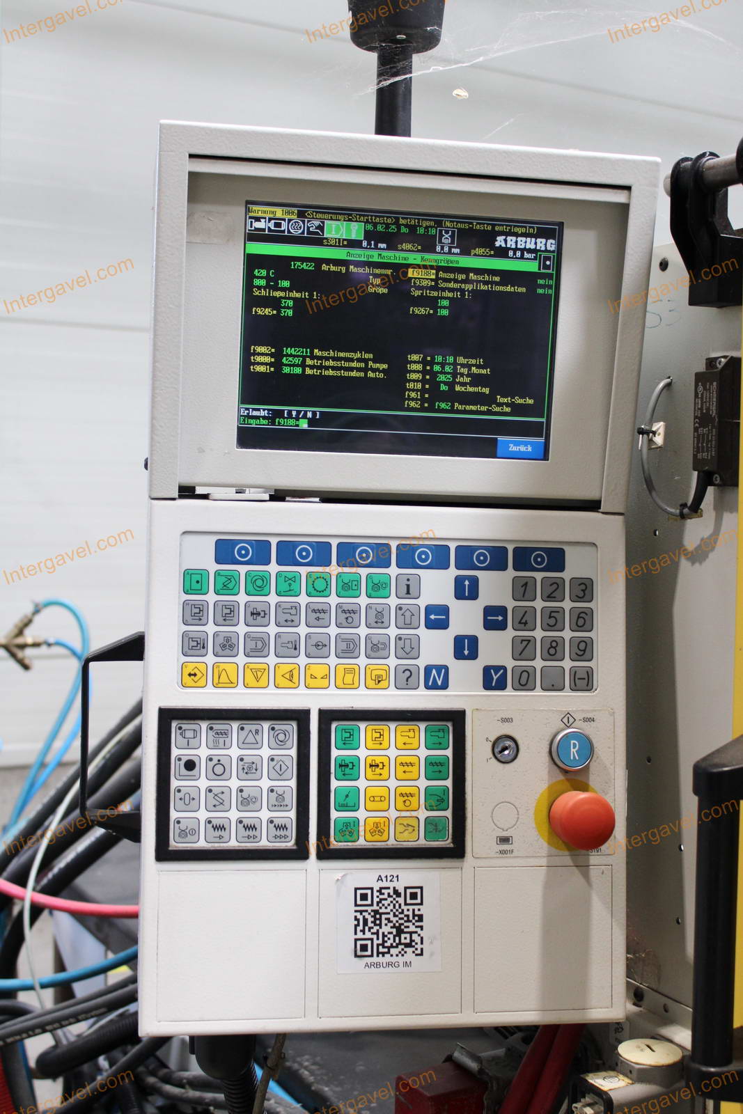 Fröccsöntő gépek kiszolgáló robottal 44