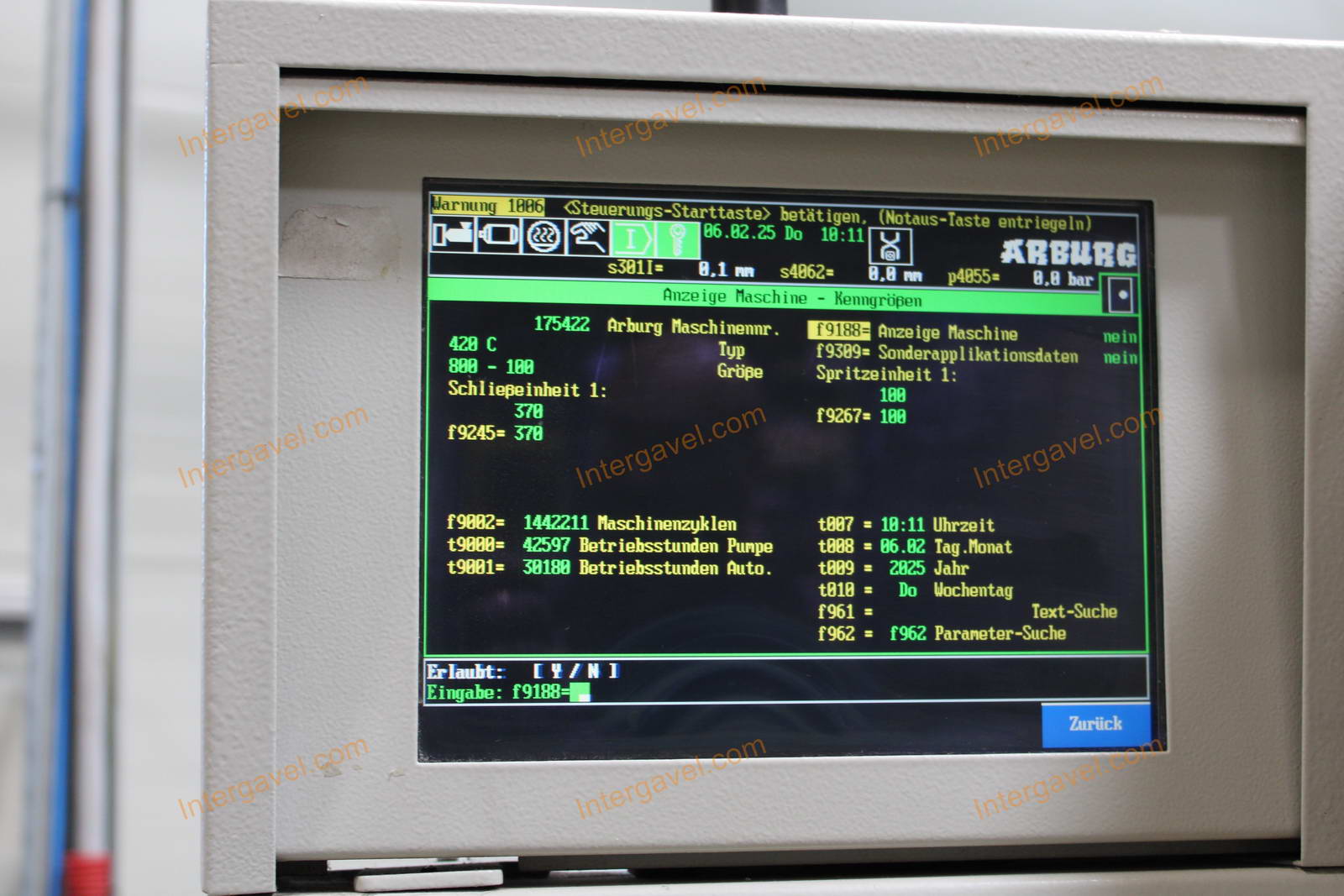 Fröccsöntő gépek kiszolgáló robottal 45