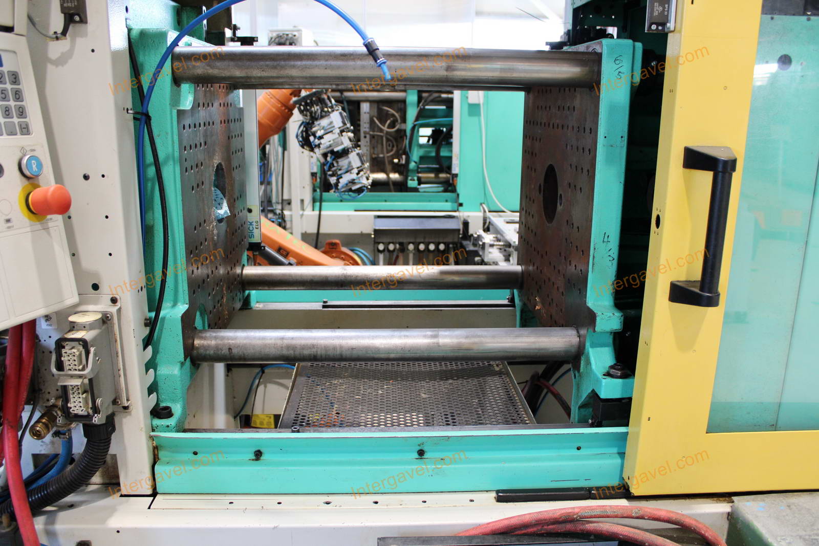 Fröccsöntő gépek kiszolgáló robottal 47