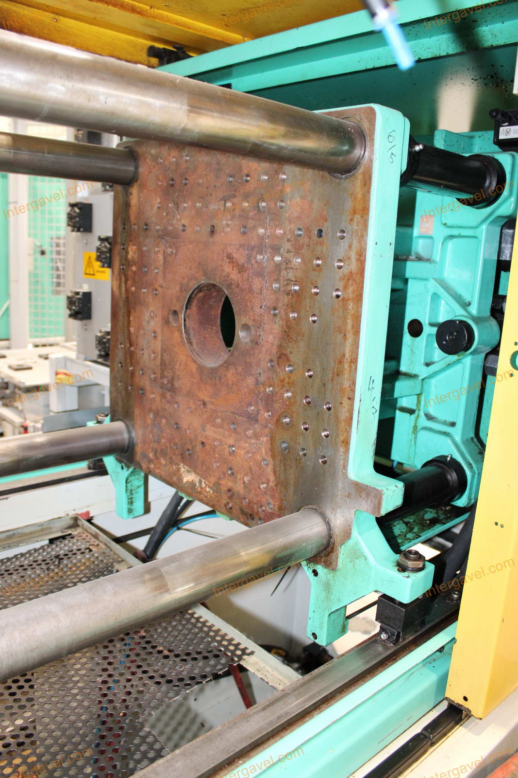 Fröccsöntő gépek kiszolgáló robottal 48