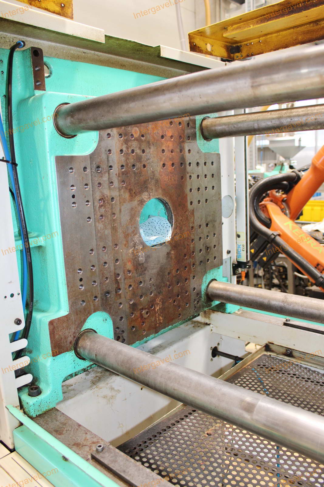 Fröccsöntő gépek kiszolgáló robottal 49