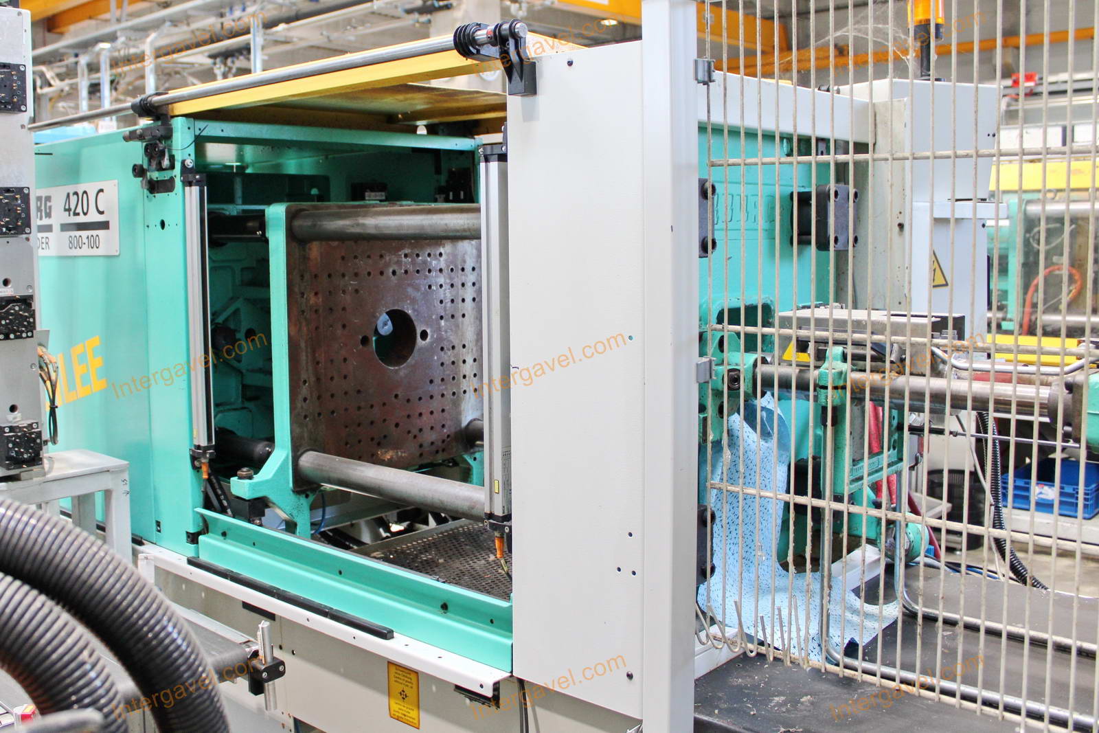 Fröccsöntő gépek kiszolgáló robottal 50