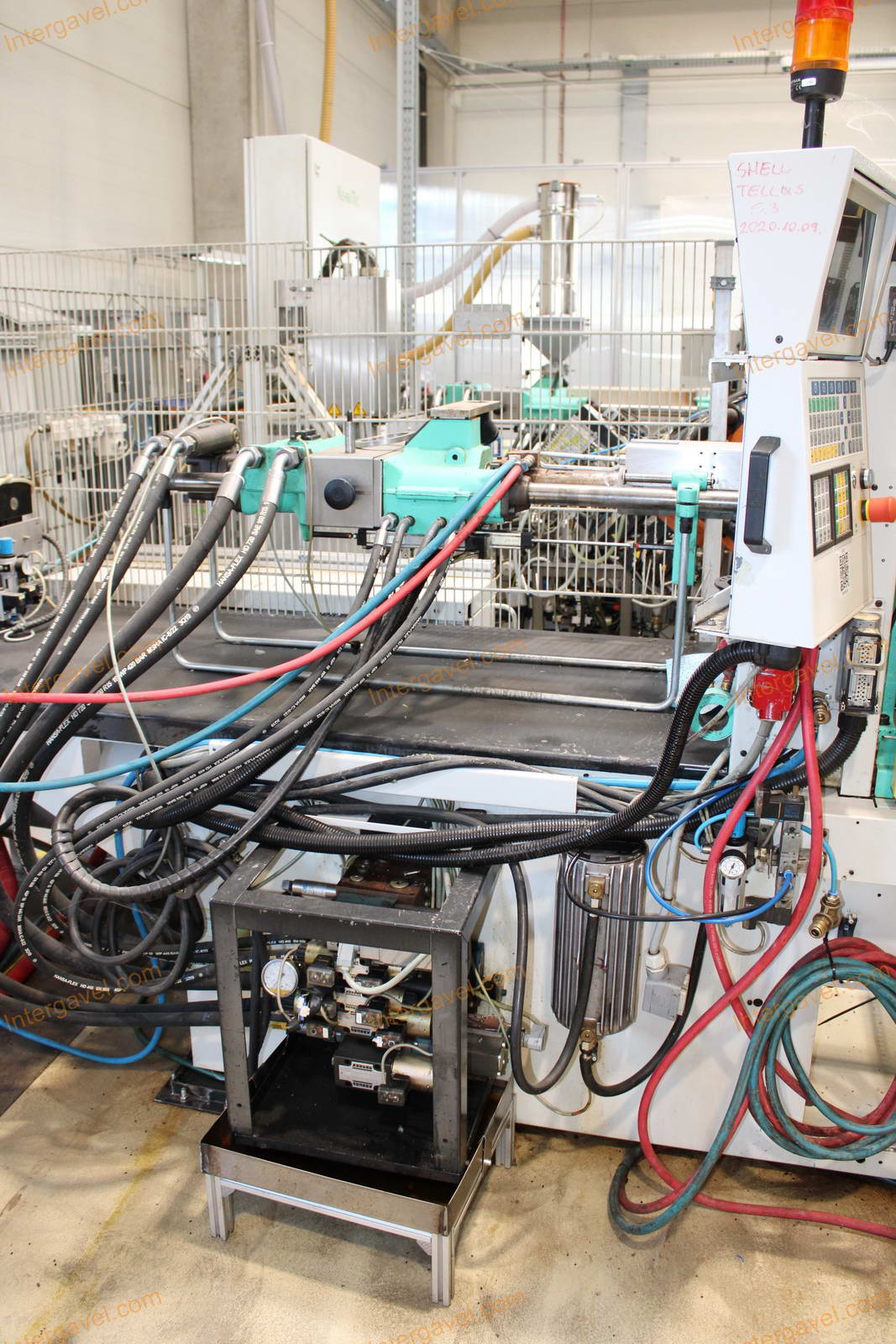 Fröccsöntő gépek kiszolgáló robottal 51