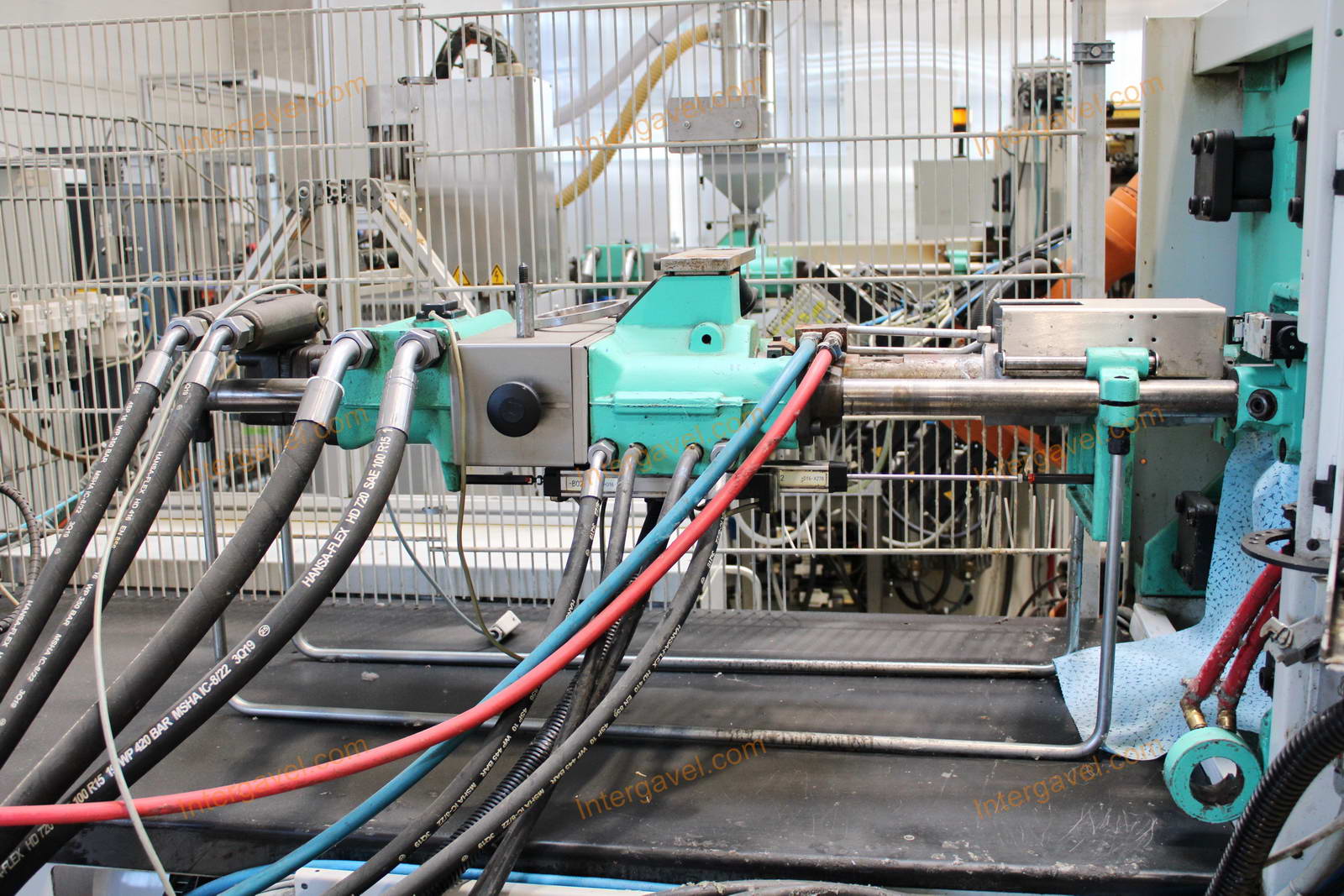 Fröccsöntő gépek kiszolgáló robottal 52