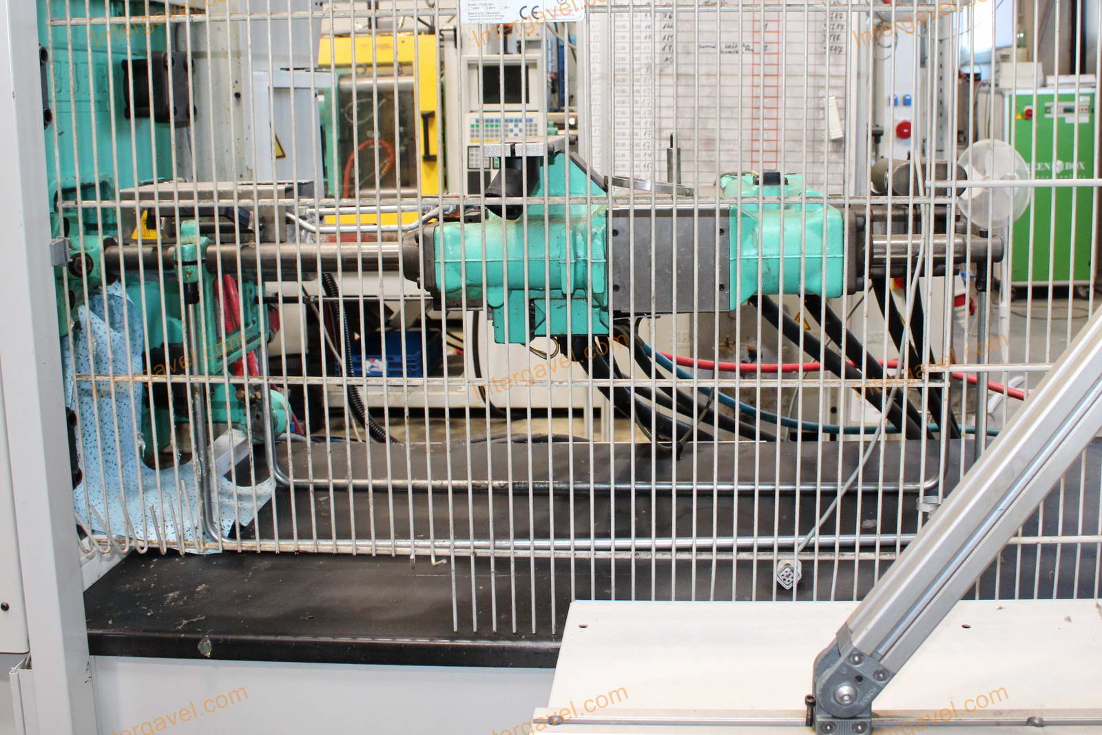 Fröccsöntő gépek kiszolgáló robottal 53