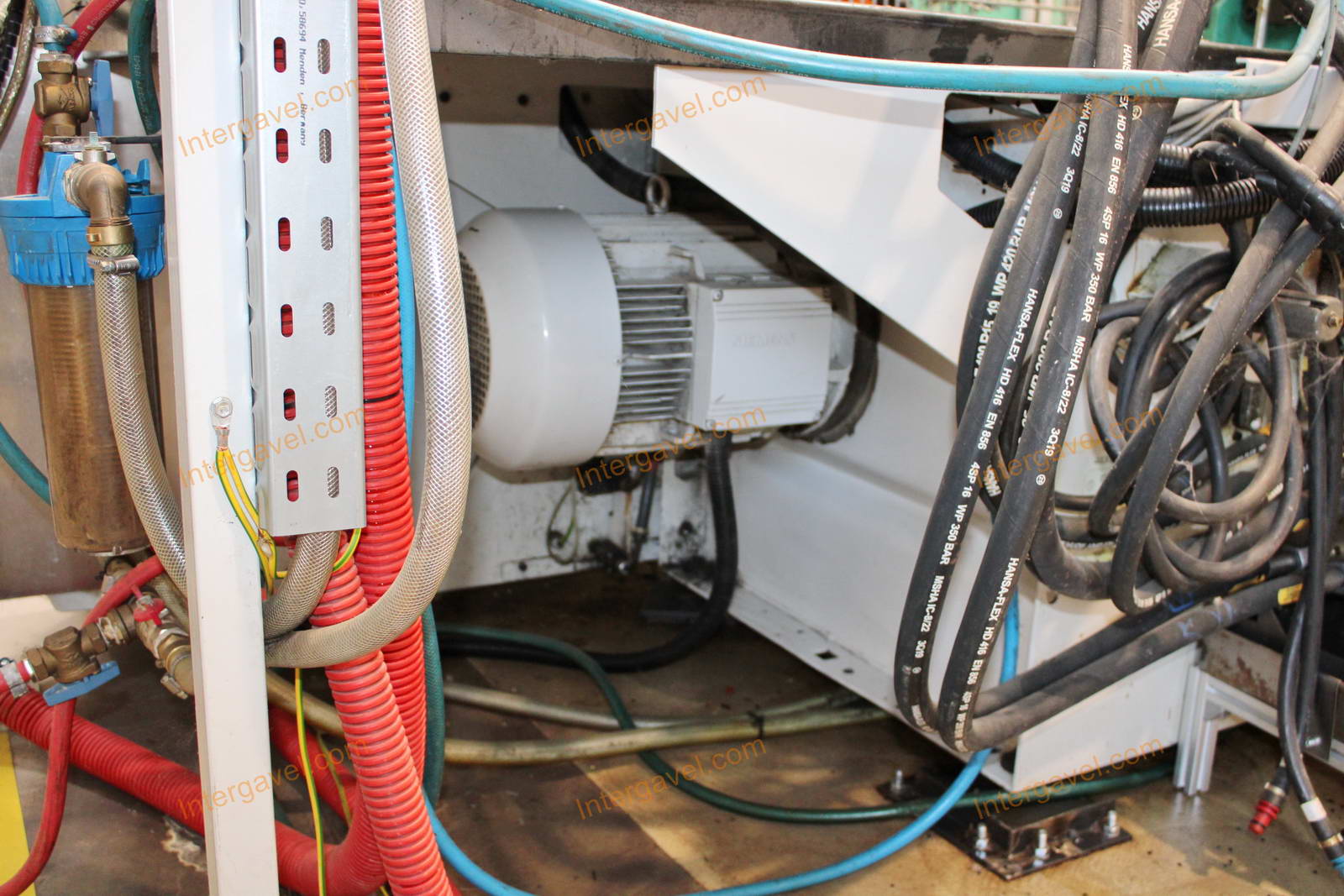 Fröccsöntő gépek kiszolgáló robottal 54