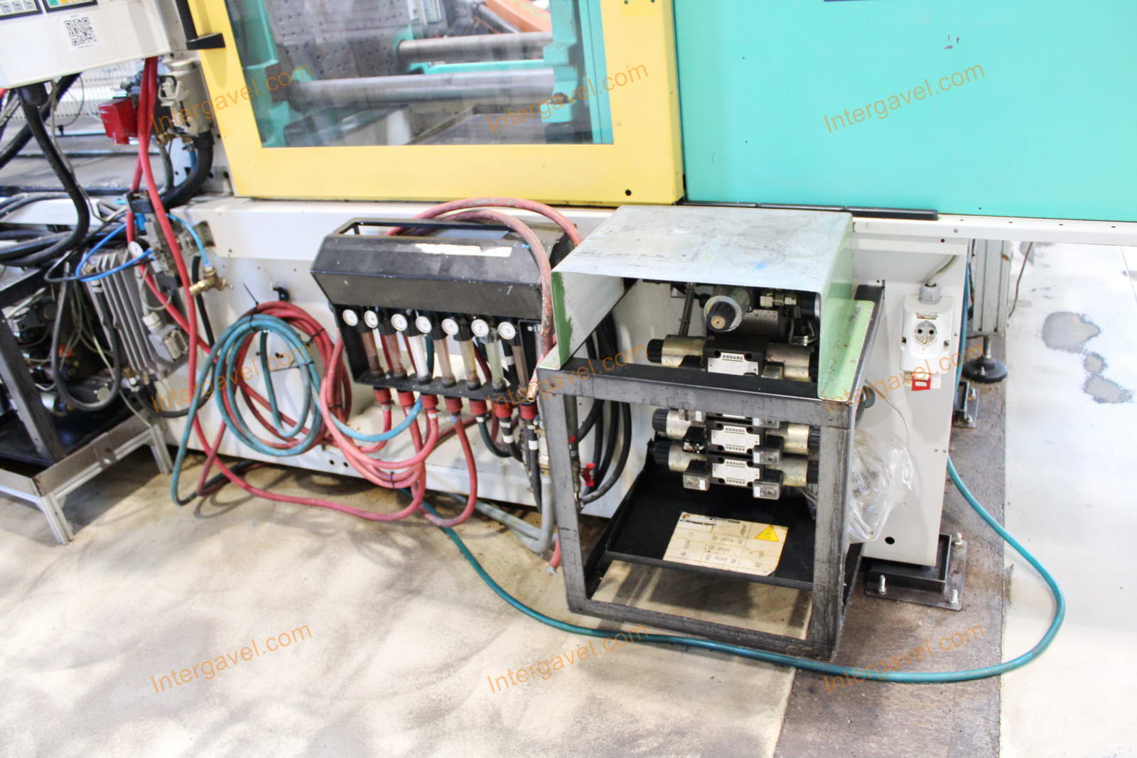 Fröccsöntő gépek kiszolgáló robottal 55