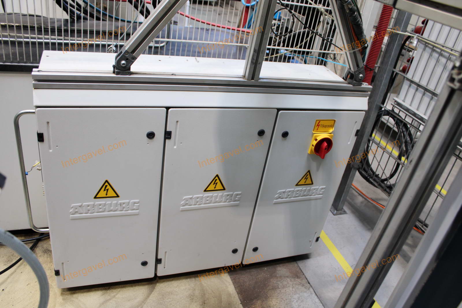 Fröccsöntő gépek kiszolgáló robottal 56