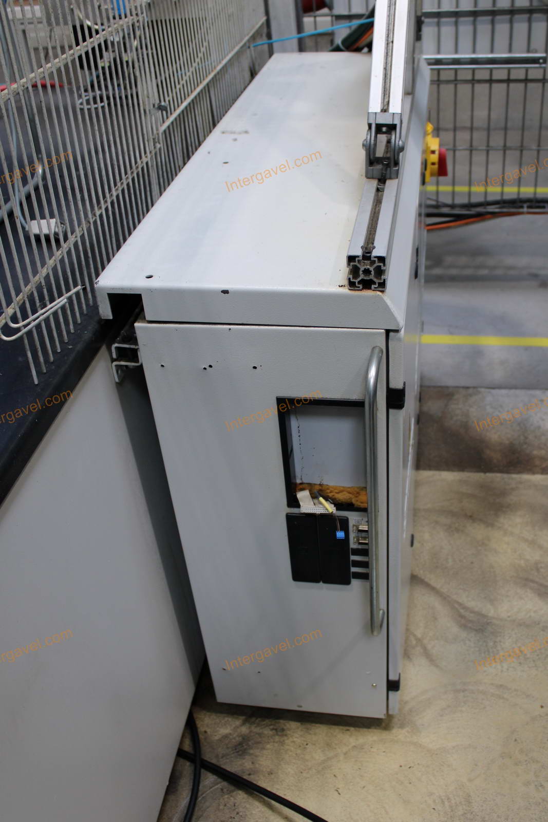 Fröccsöntő gépek kiszolgáló robottal 58